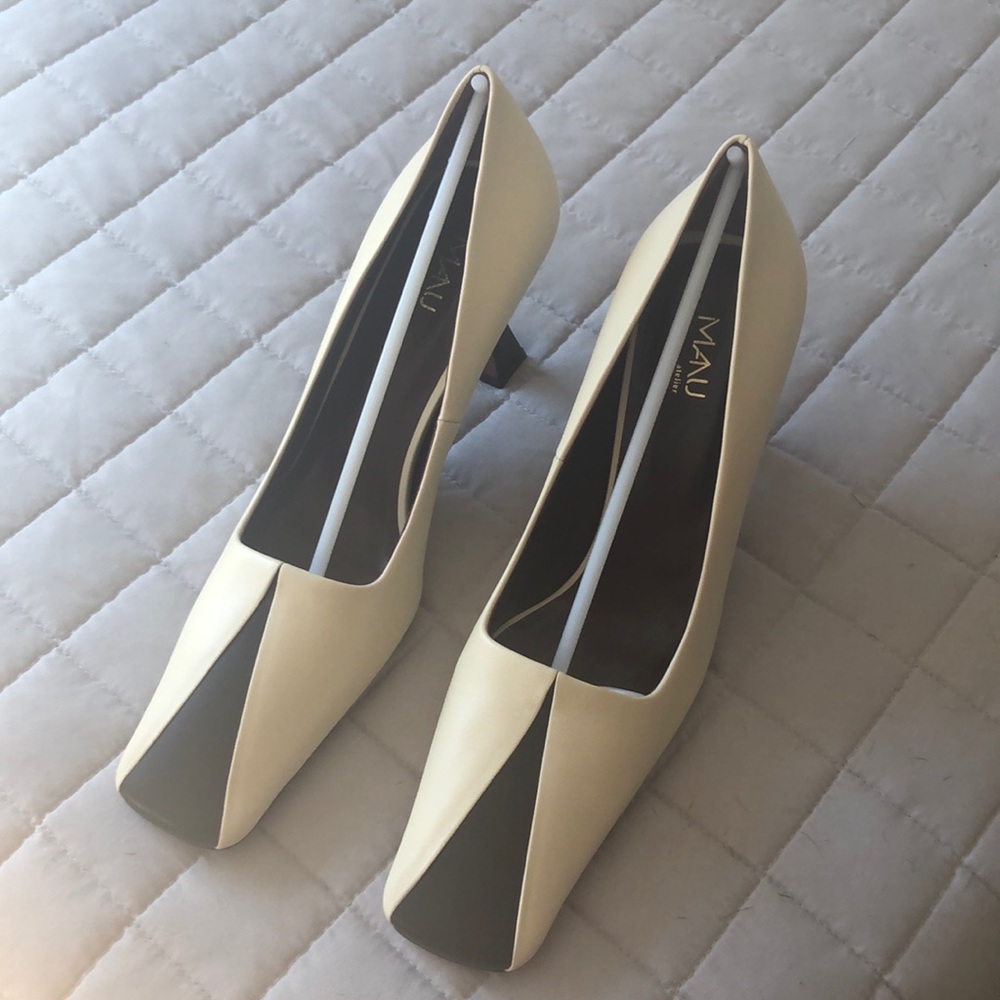 Square toe contrast Manu Atelier Pumps